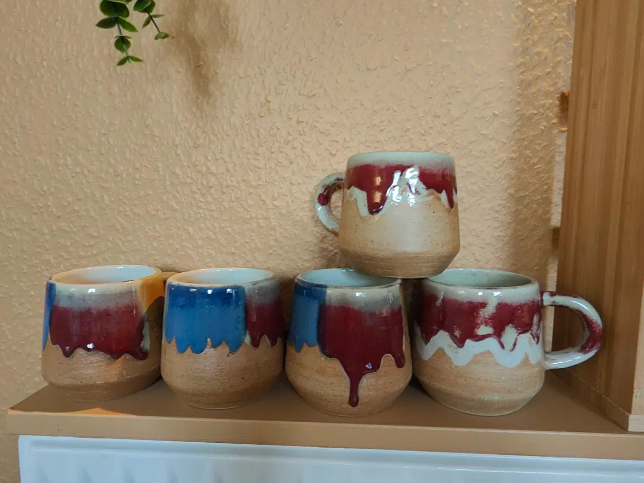 Billede 2 - Bambus reol og 5 flotte krus.