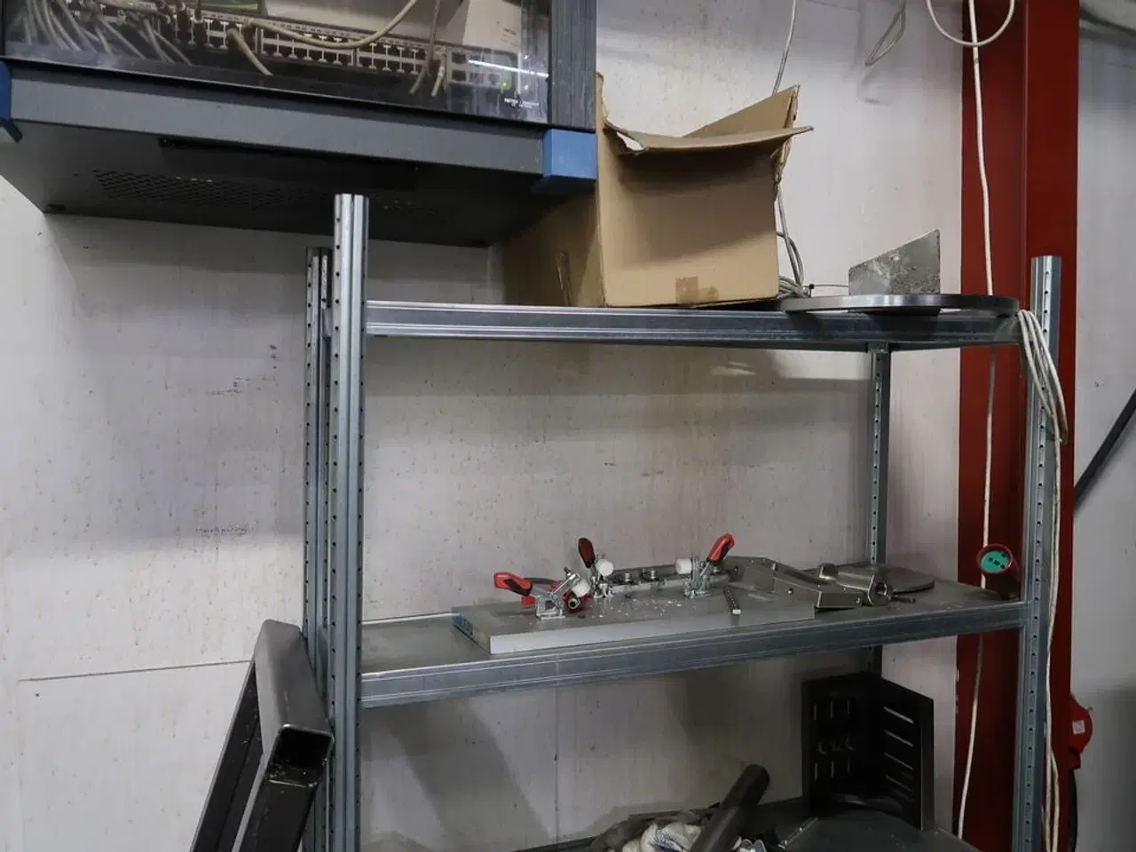 Billede 1 - Reol med indhold