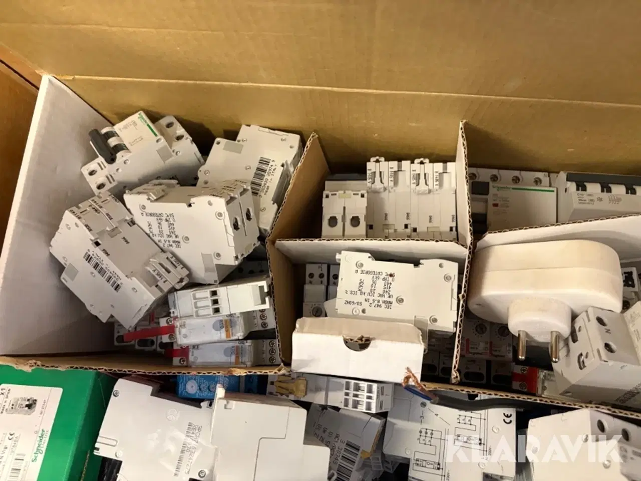 Billede 7 - Parti med blandede el-komponenter og installationsmateriel.