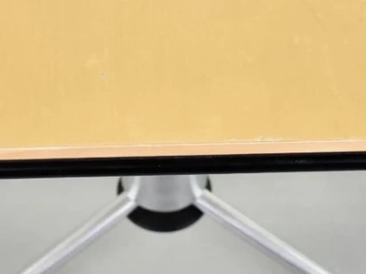 Billede 10 - Vico magistretti konference-/mødebord fra fritz hansen med plade i ahorn