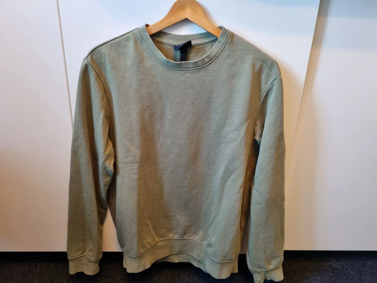 Billede 1 - Lys kakigrøn sweatshirt str. S fra H&M