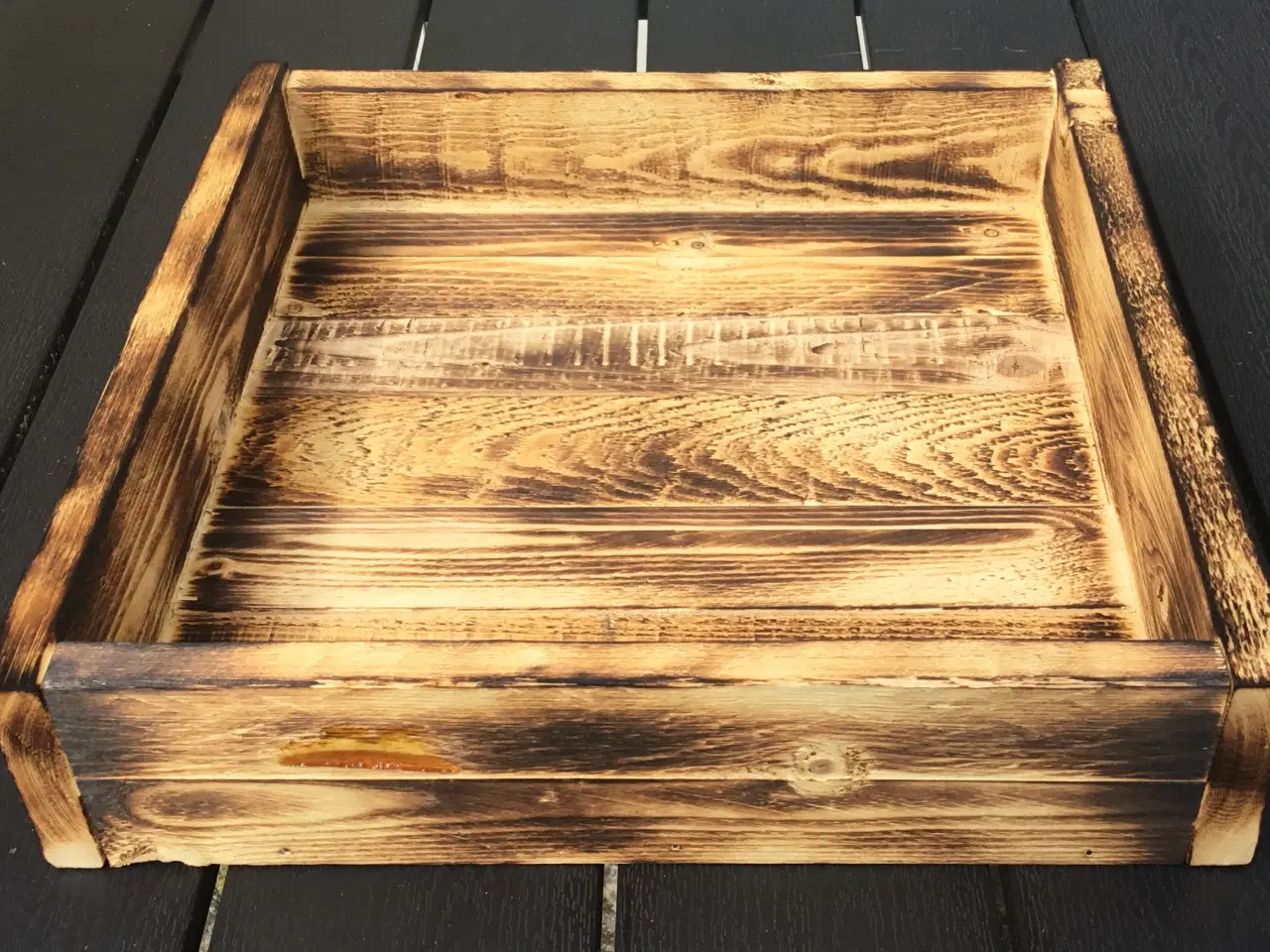 Billede 1 - Overflade brændt bakke i genbrugstræ  35 x 35