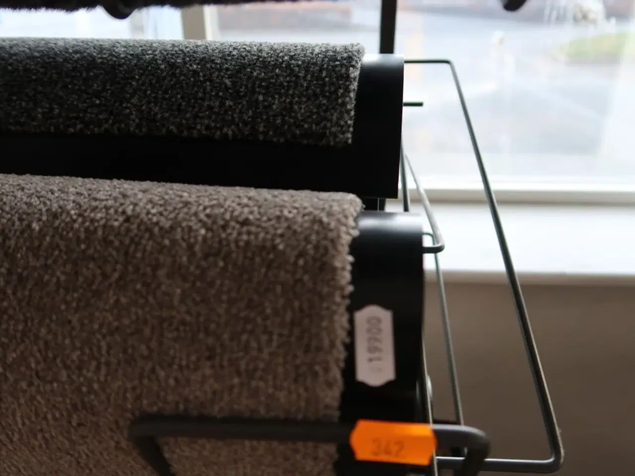 Billede 3 - Hylde med dørmåtter