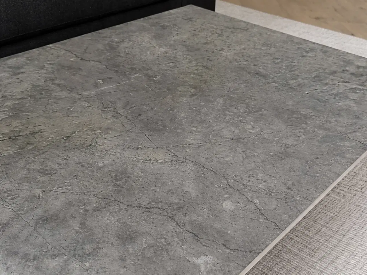 Billede 2 - Unikt sofabord i marmorlook klinke med egetræsben