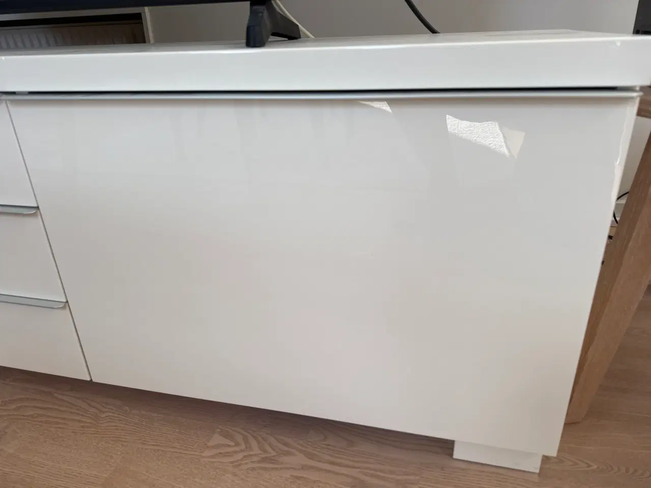 Billede 3 - Tv-bord med skuffer