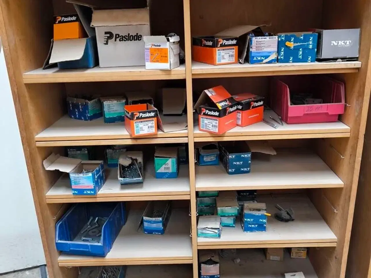 Billede 2 - Indhold begge reoler (PASLODE søm m.v.)