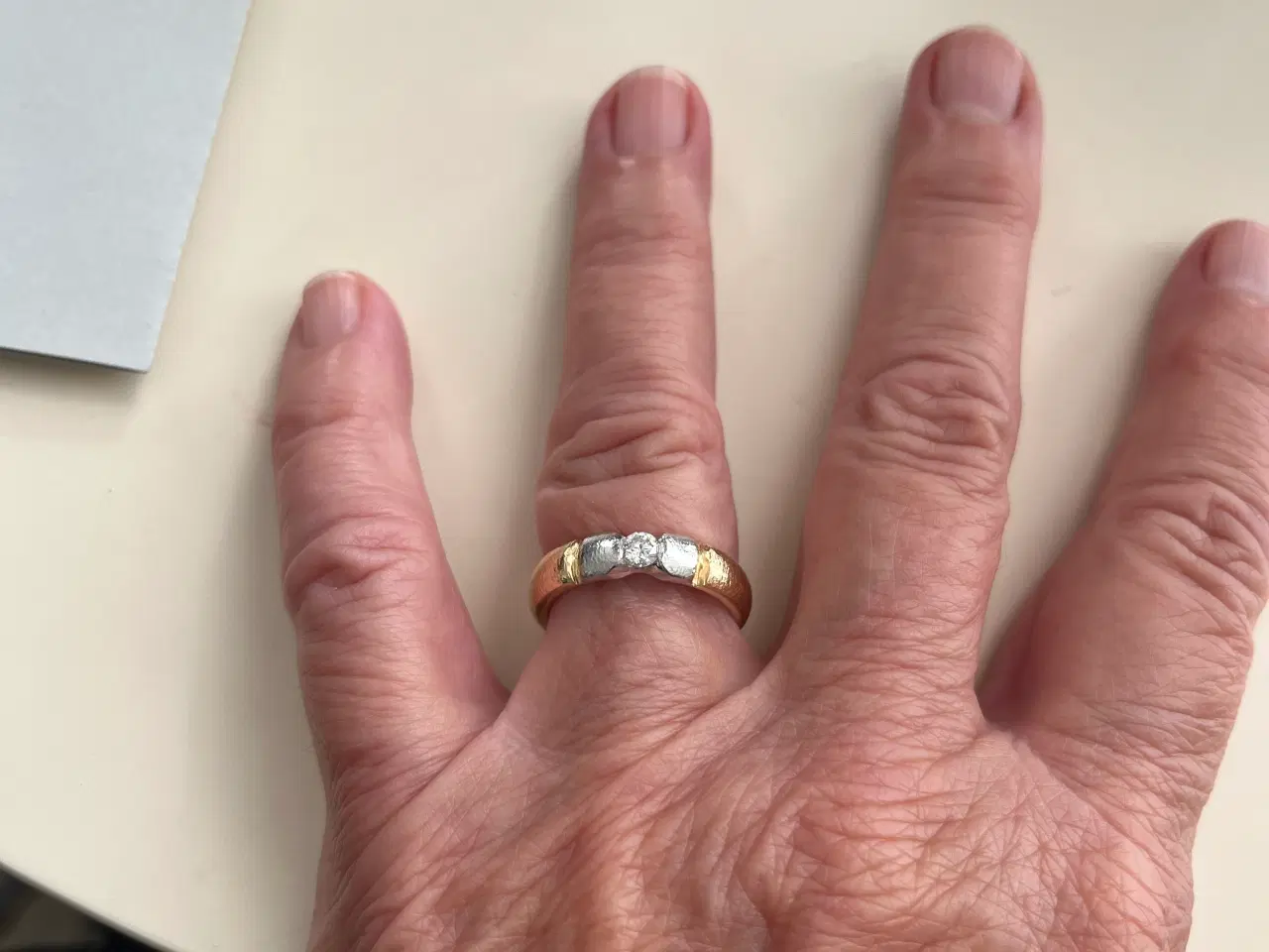 Billede 5 - Flot ring i rød- og hvdguld med diamant str 56