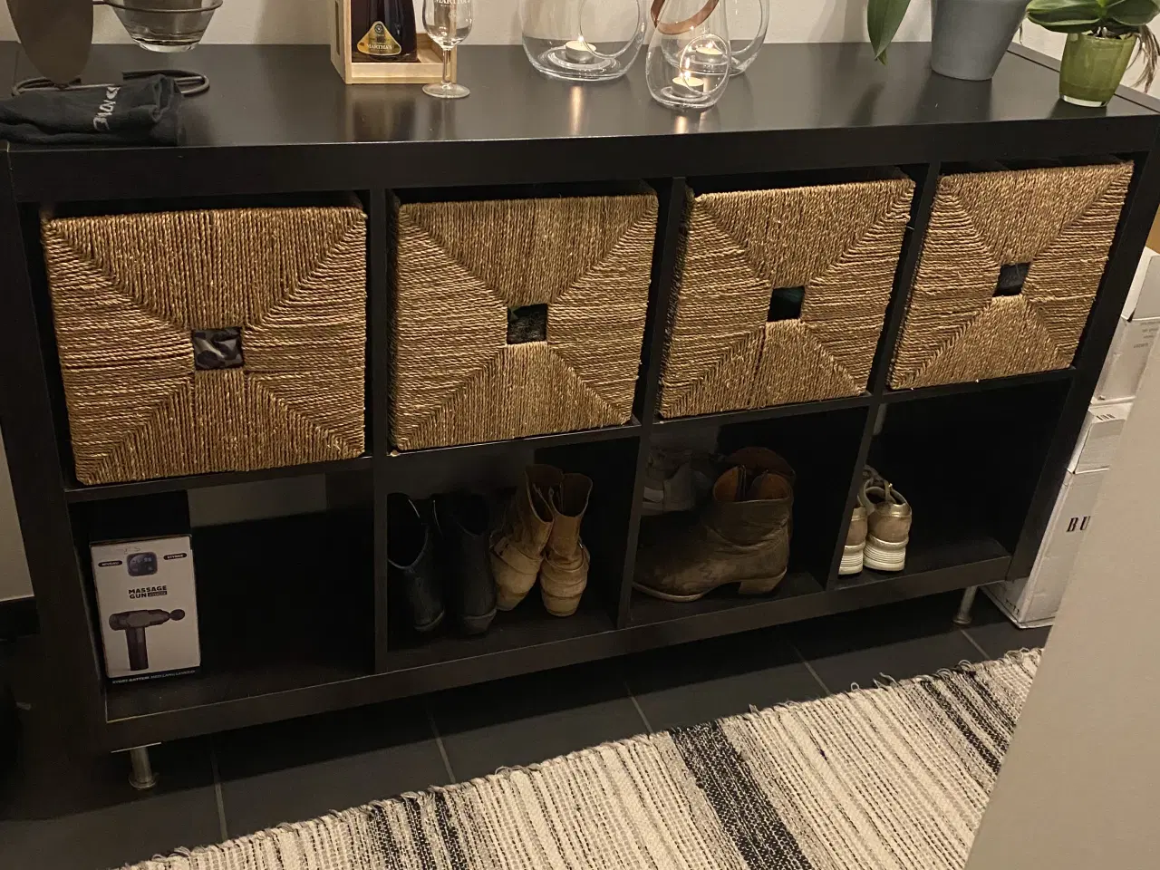 Billede 1 - Brun reol med flettet søgræs kurve + reol uden