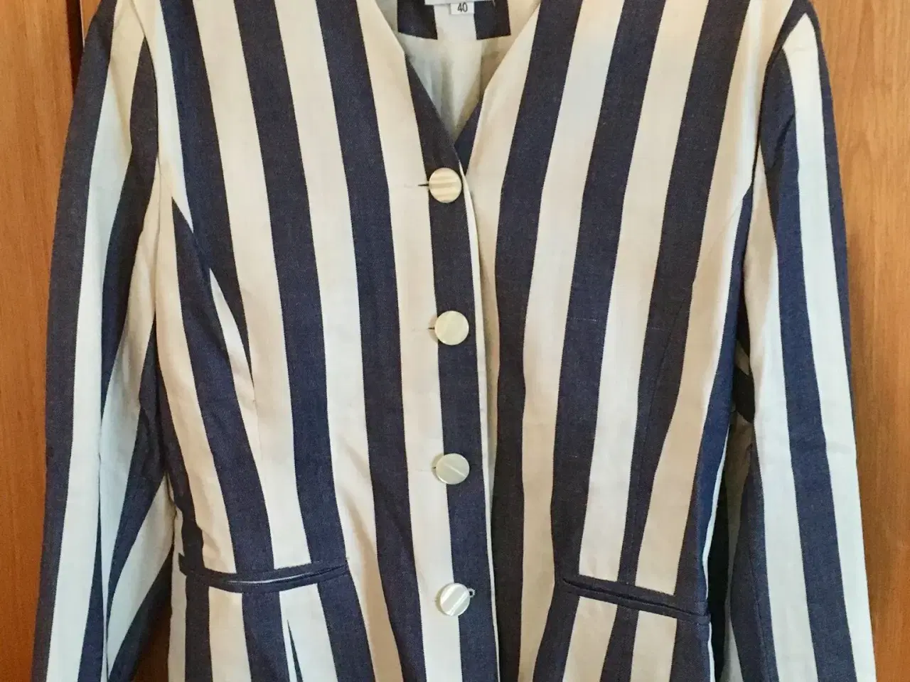 Billede 1 - Lækker stribet jakke til salg