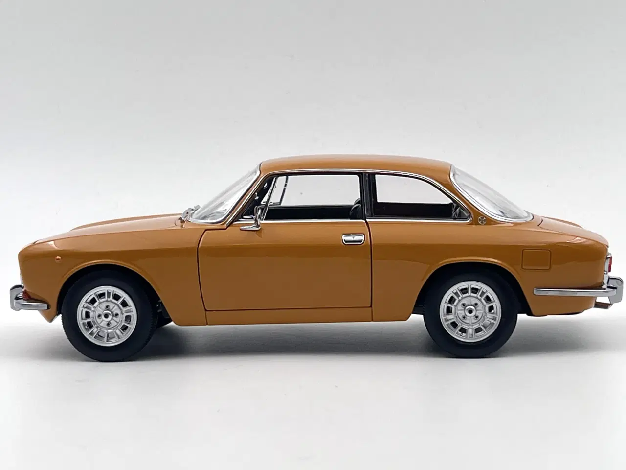 Billede 2 - 1970 Alfa Romeo 1750 GTV 1:18  Super flot