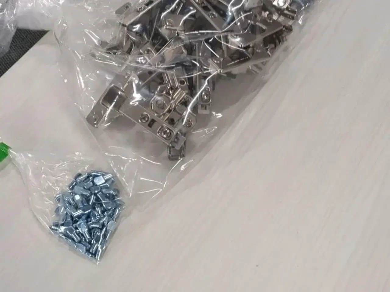 Billede 9 - 4 stk. usamlet højskabe H: 195,2 x B: 50 x D: 34,0 med låge og 16 hylder