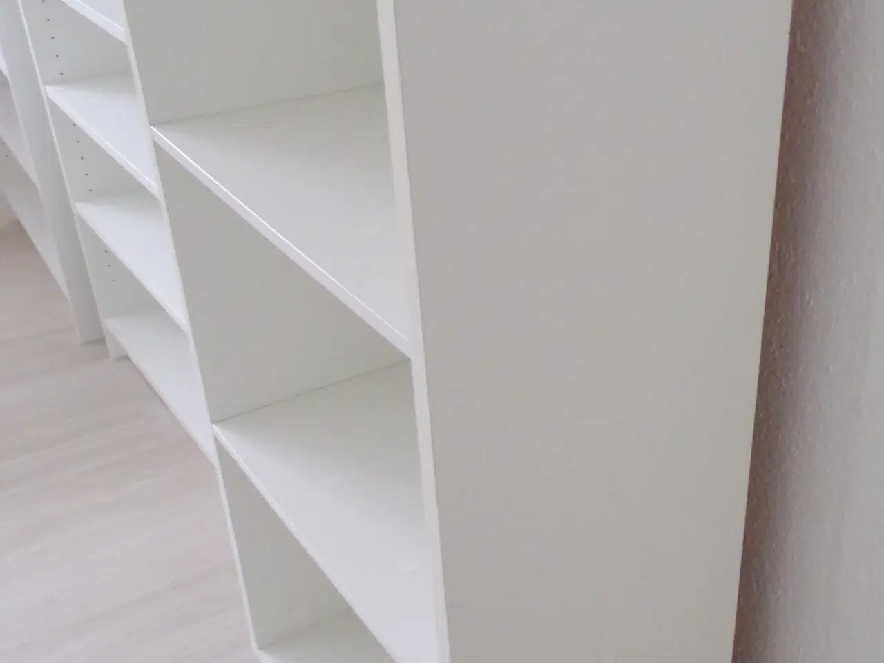 Billede 2 - Robust hvid reol med 2 hylder / 6 rum