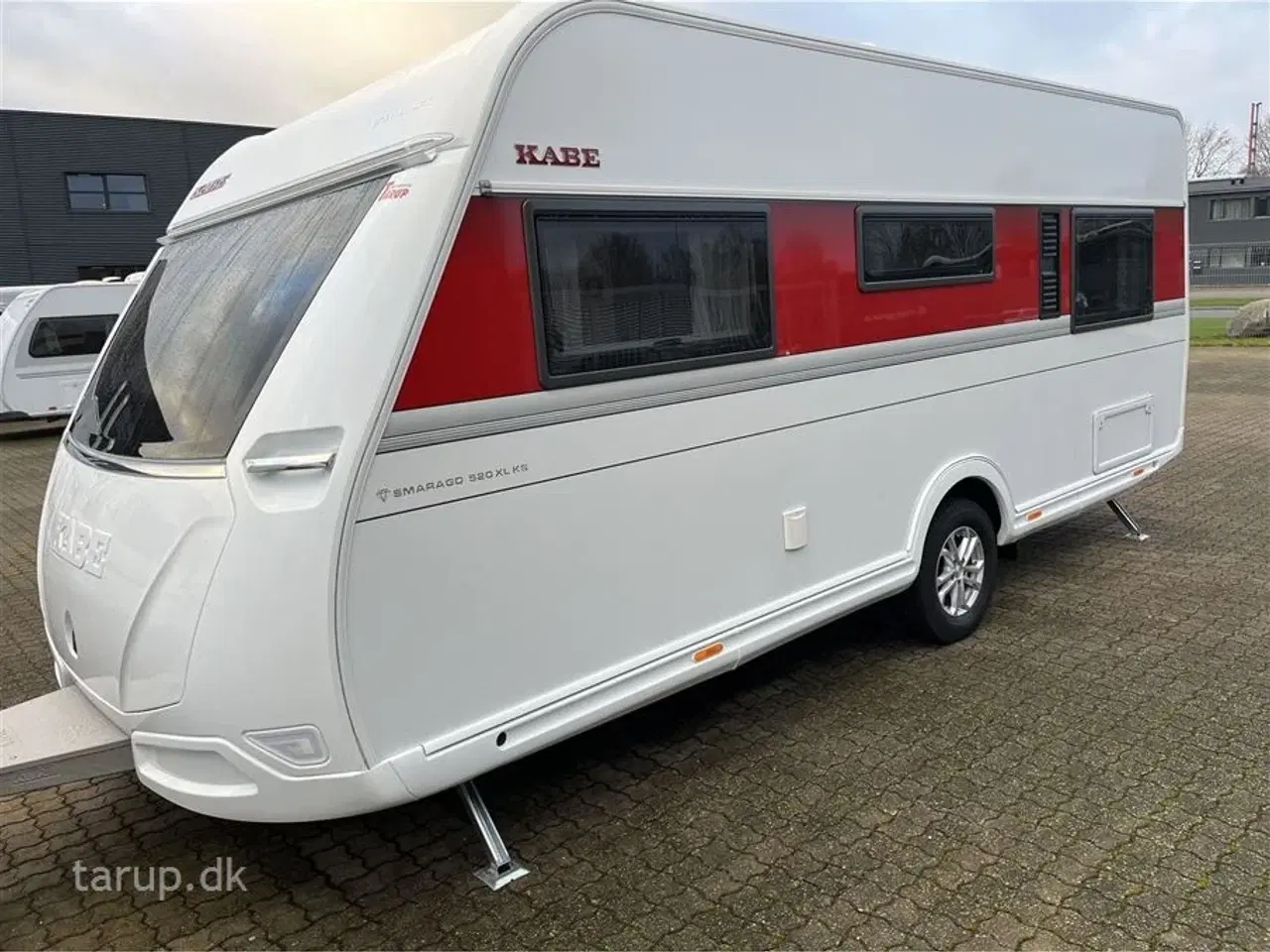 Billede 3 - 2026 - Kabe Smaragd 520 XL KS Premium Line   Fransk seng, rundsiddegruppe i mørkegråt skind, ALDE centralvarme, vandbåren gulvvarme, stort kompressor køleskab