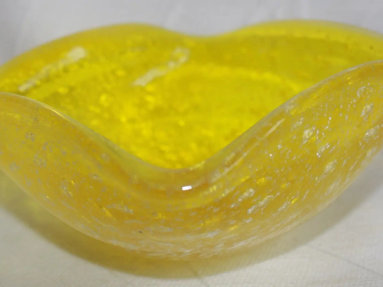 Billede 3 - Lille skål af gult glas