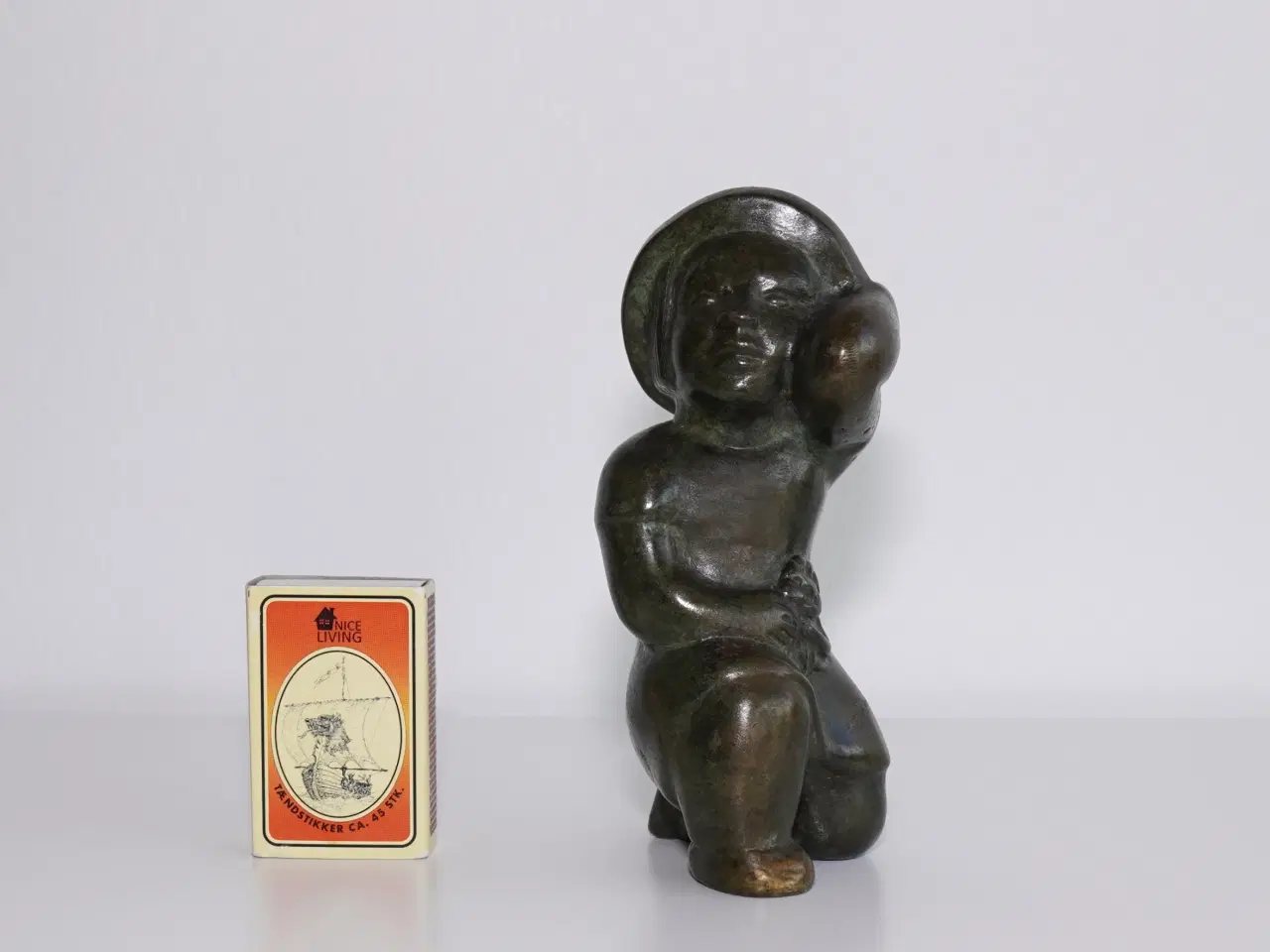 Billede 2 - Ældre pige figur med hat i massiv patineret bronze
