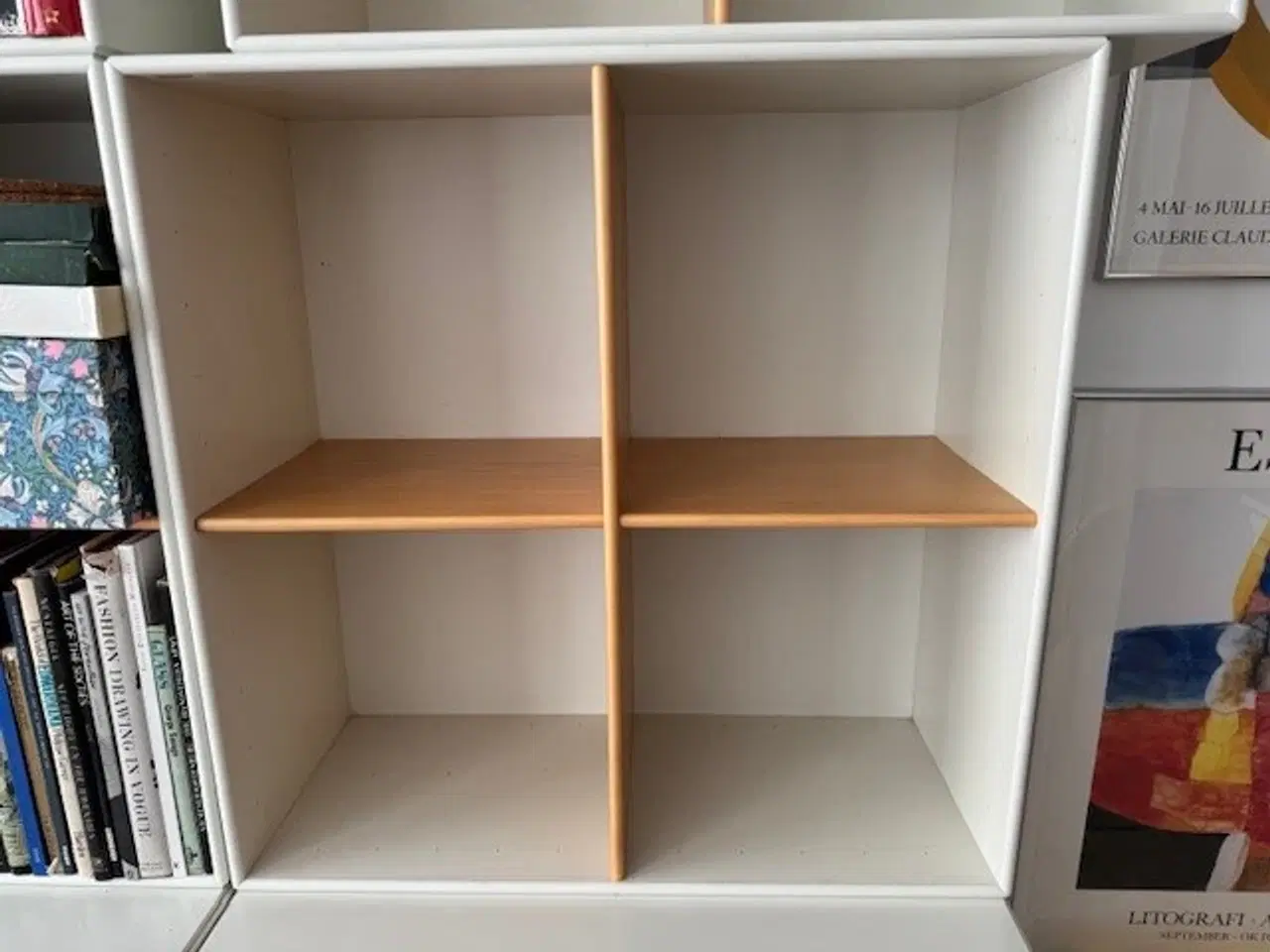 Billede 4 - Montana reolvæg med hylder og skab i hvid og bøget