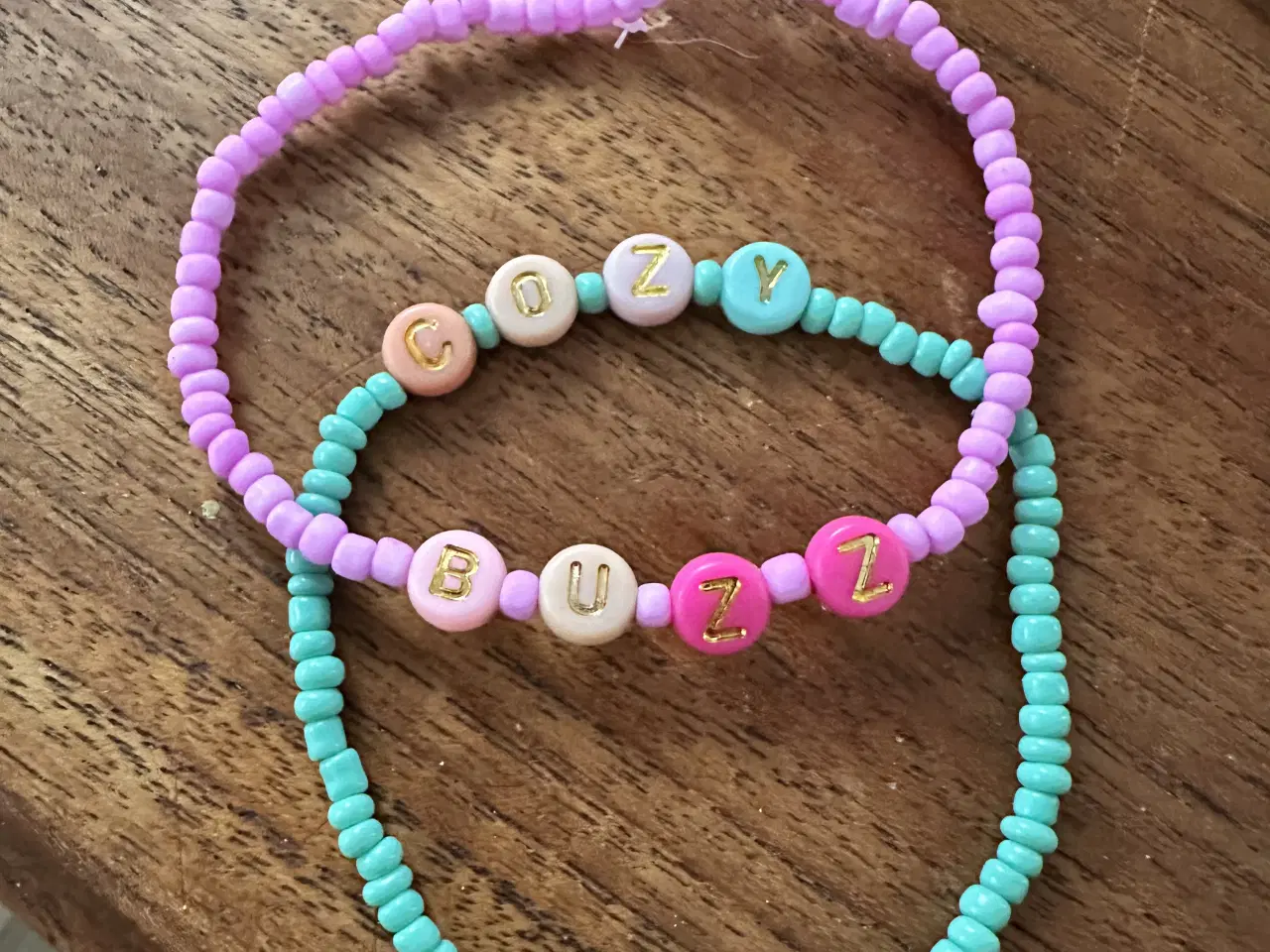 Billede 1 - Hjemmelavet armbånd med tekst på