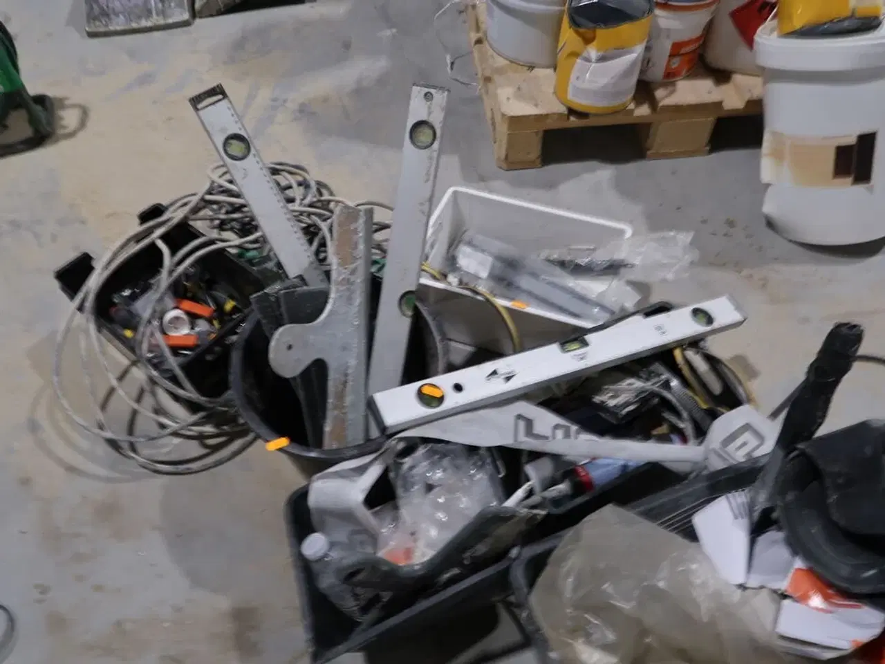 Billede 4 - Spand og kasser med div. Værktøj samt afretterværktøj