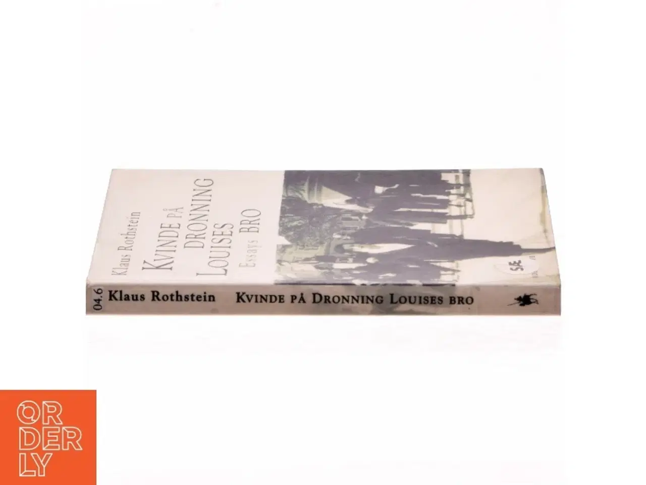 Billede 2 - Kvinde på Dronning Louises Bro : essays af Klaus Rothstein (Bog)