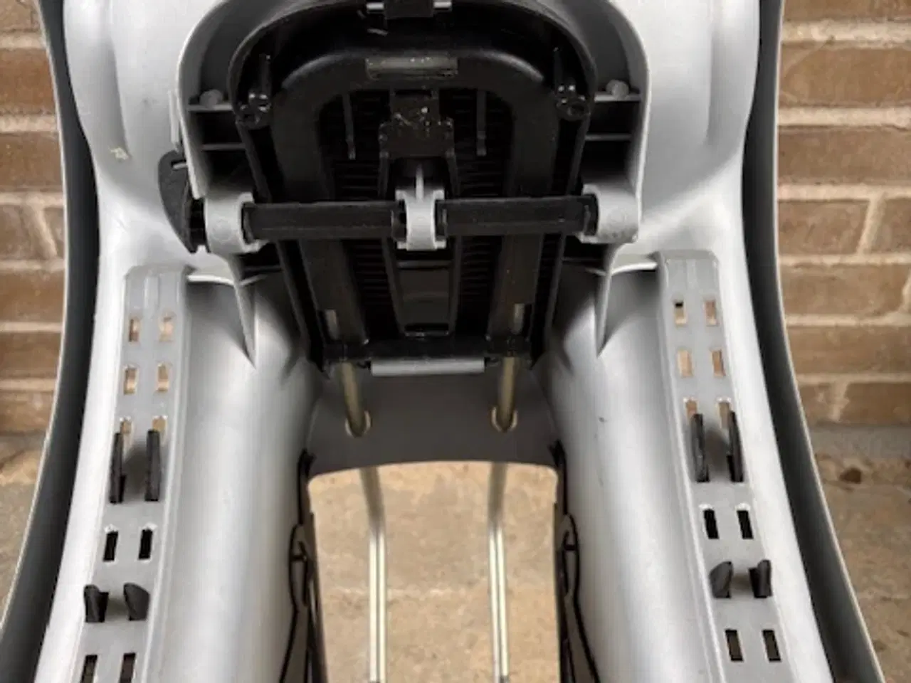 Billede 4 - Hamax Kiss cykelstol med 2 beslag og cykelhjelm