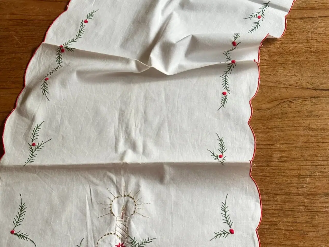 Billede 3 - Hvid bordløber, broderet, 88 x 38 cm