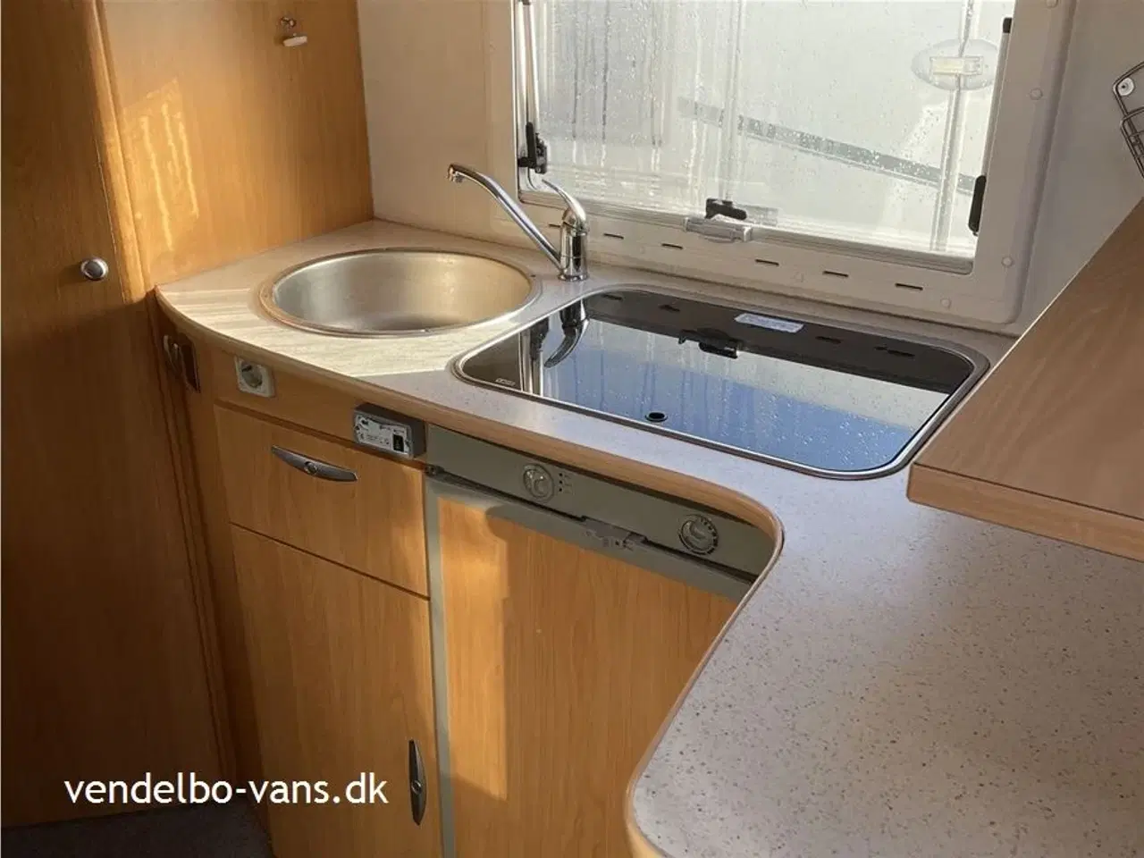 Billede 7 - 2005 - Chausson Welcome 85   Delintegreret autocamper med en populær indretning