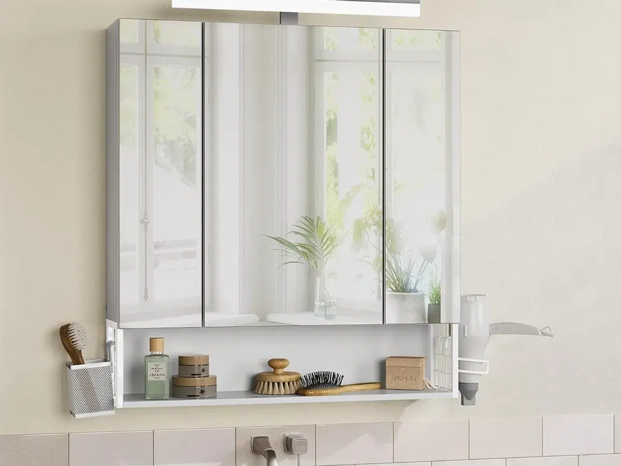 Billede 4 - Spejlskab med 3 låger – vægskab med stikkontakter, USB, hængebakke og føntørrer-holder, 70 × 75 × 16,5 cm – cloud hvid