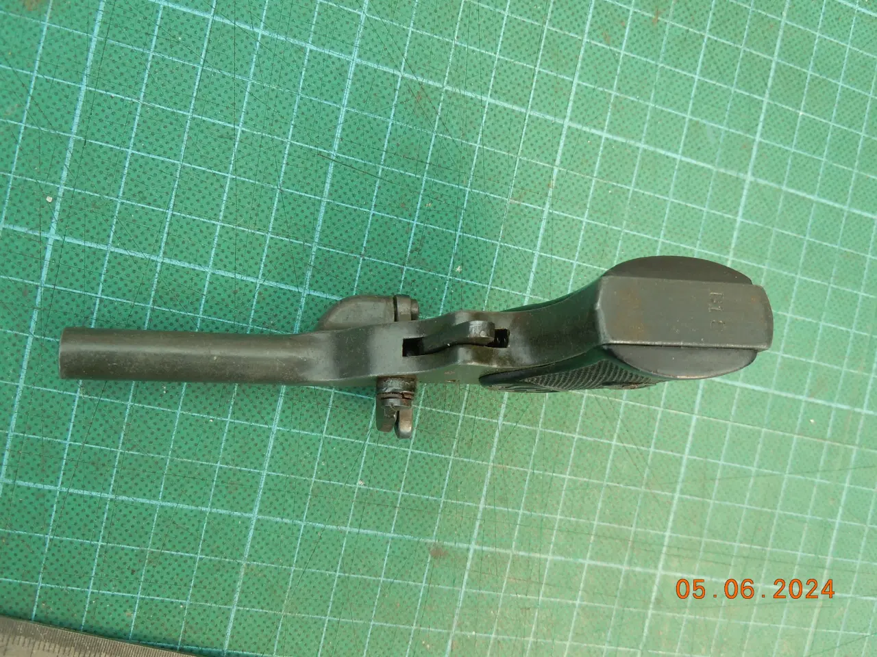 Billede 3 - H.S. Alarmpistol, sort, sorte skæfter. 1955-60