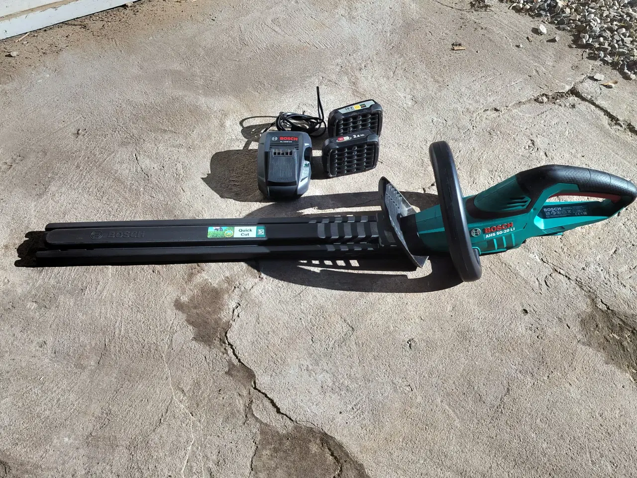Billede 1 - Hækklipper. Bosch AHS 50-20 LI med 2 batterier + l