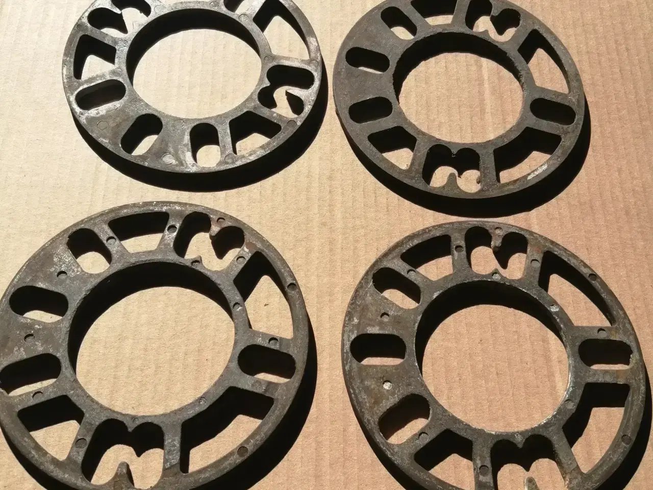 Billede 4 - Emblemer, Spacer, hjulbolte, Centreringsringe mm