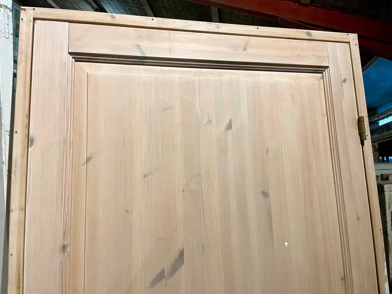 Billede 3 - Nyere fyldningsdør m. karm og snap-hængsler