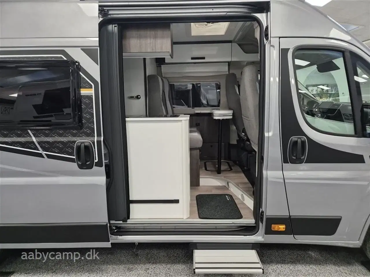 Billede 6 - 2026 - Benimar Benivan 160 PLUS   NK Pakke. Automatgear. 140Hk. 200W solcelle. Kompressor køleskab. Webasto Dieselvarme. Elektrisk indgangstrin. Metallak