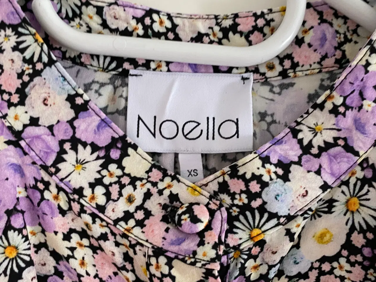 Billede 2 - Noella bluse med flæser - ny 
