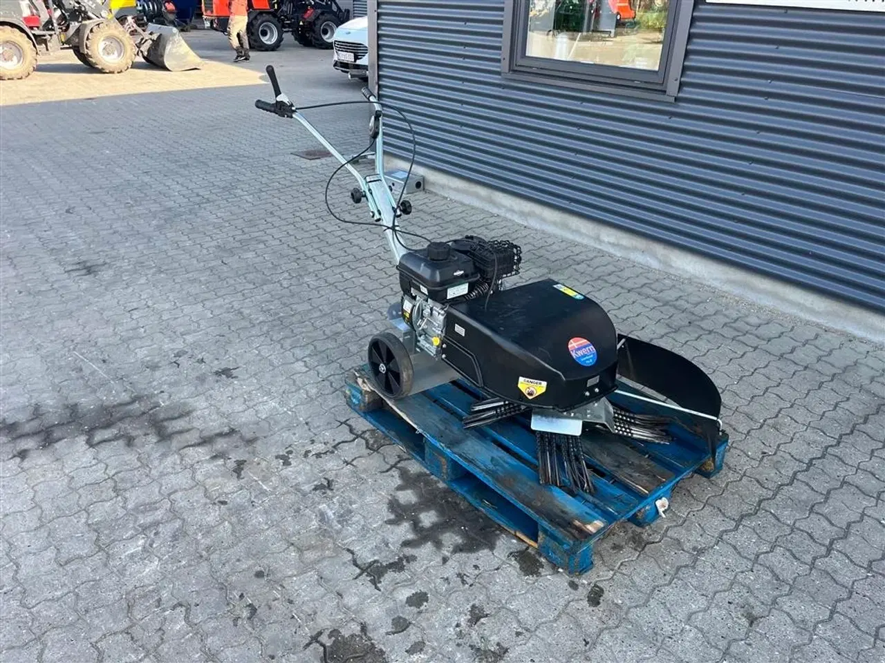 Billede 11 - - - - Kwern Ukrudts børste med benzin motor.