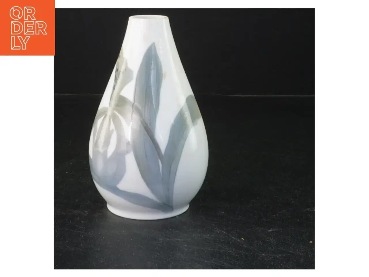 Billede 1 - Vase med blomsterdesign fra Royal Copenhagen (str. 14x9 cm)