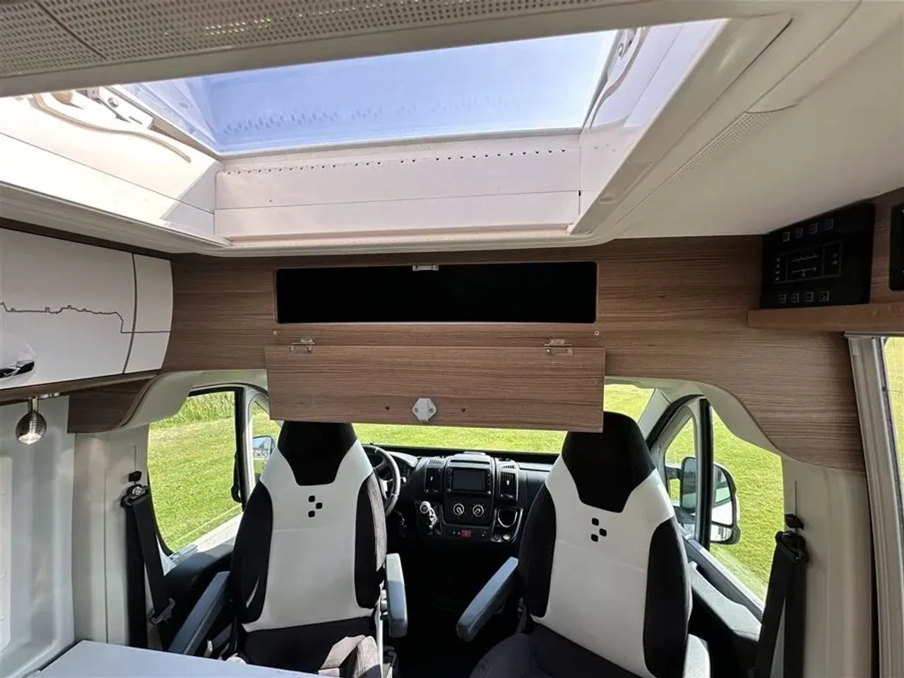 Billede 25 - 2021 - Bravia 636 140 Hk Edition 30   Campervan med langsgående senge og god indretning Kørt 20,500 Km.