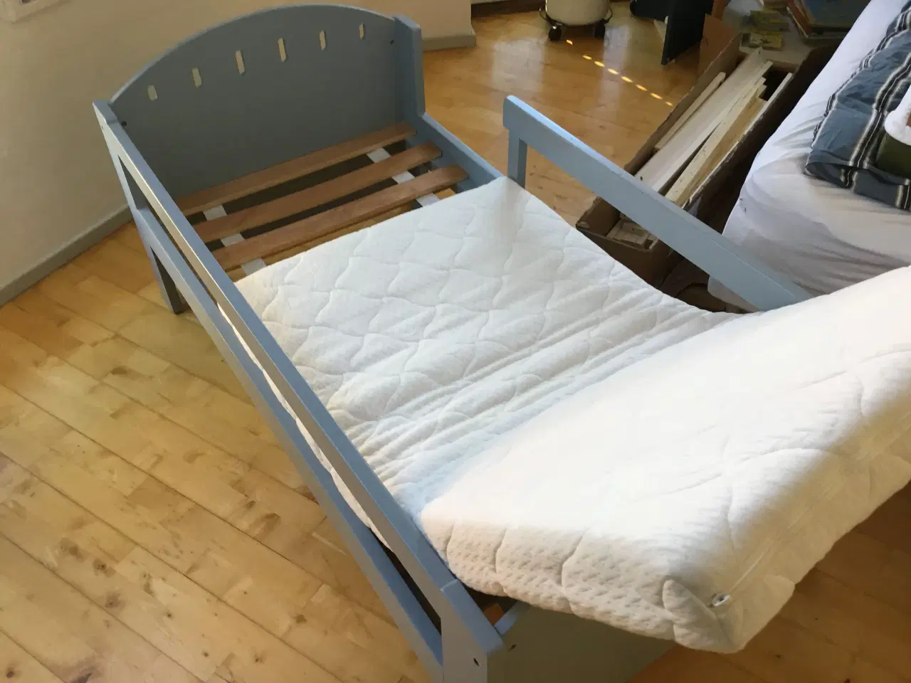 Billede 4 - Junior seng med Madres 140 + 70+10 cm.