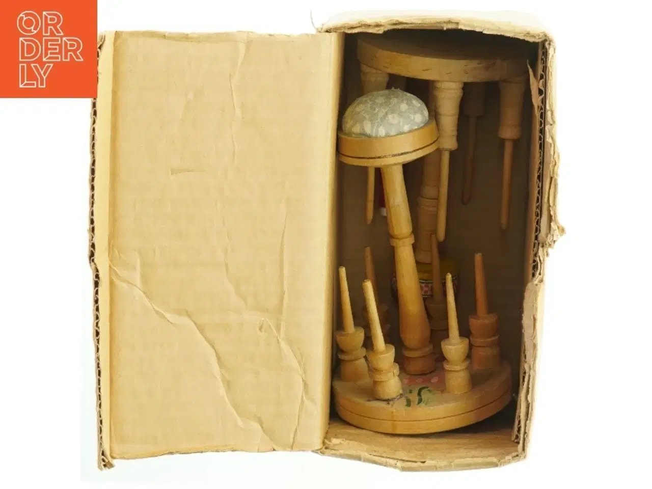 Billede 2 - Vintage træ sytilbehør med nålepuder (str. 18 cm. og 17 cm)