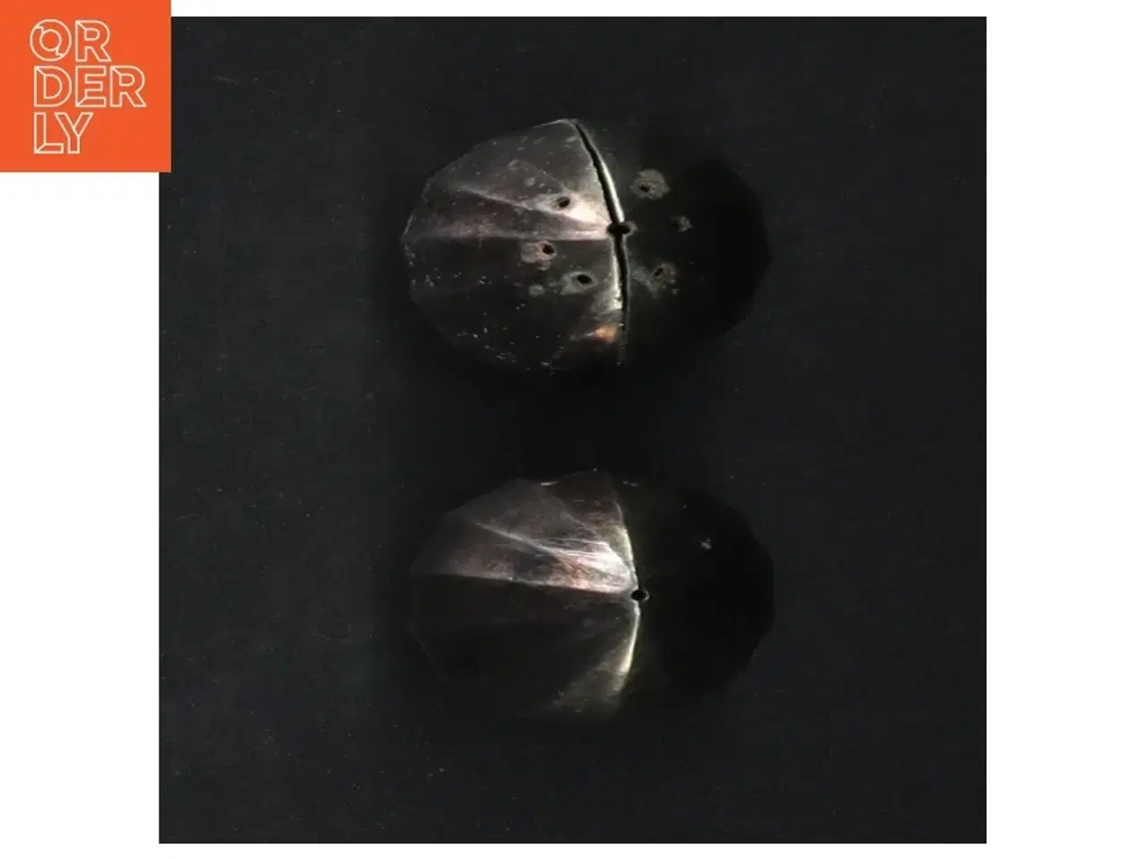Billede 4 - Sølvfarvede salt- og peberbøsser (str. H. 6 cm)