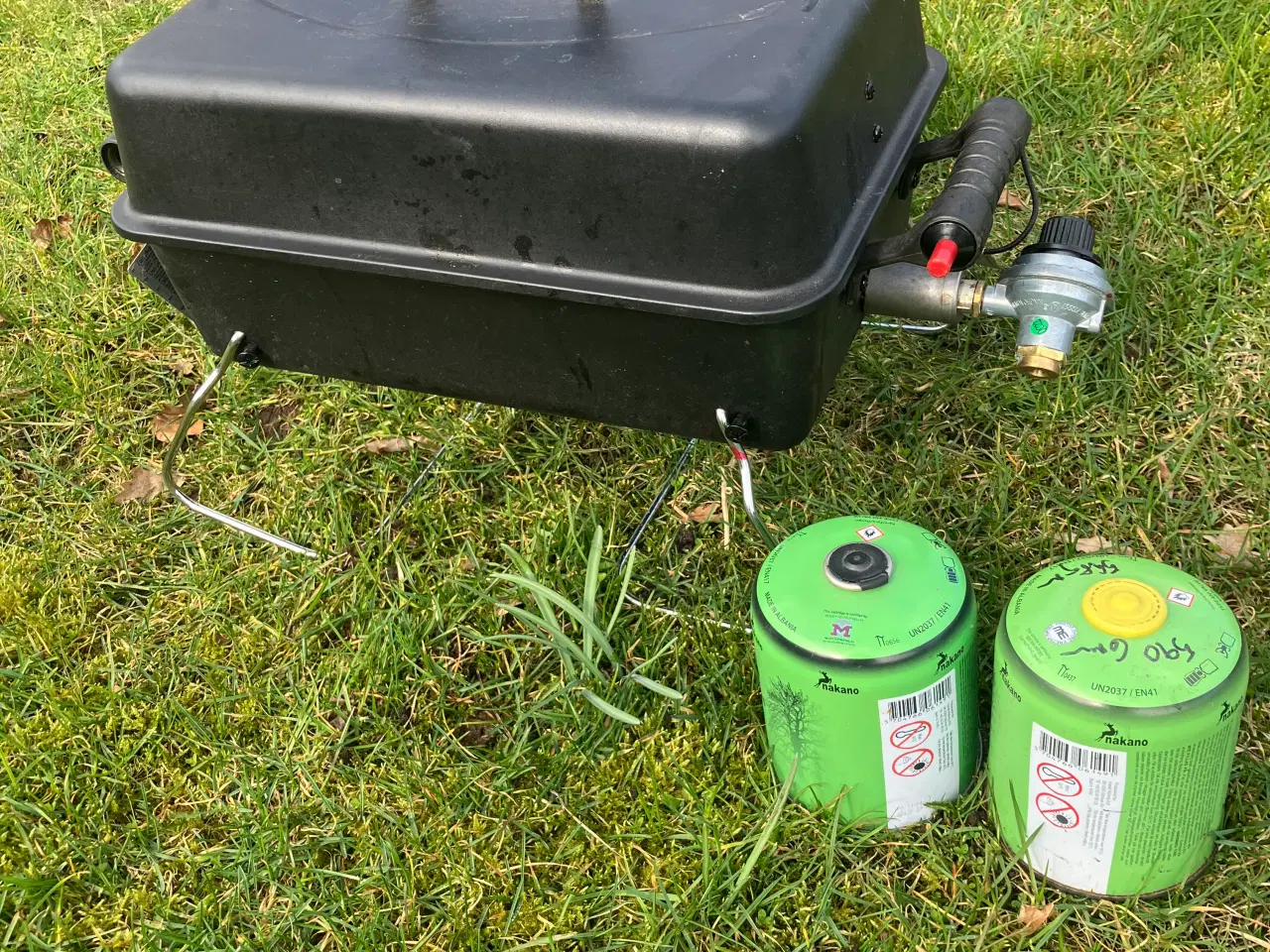 Billede 1 - Camping gasgrill med 2 fyldte gasdåser