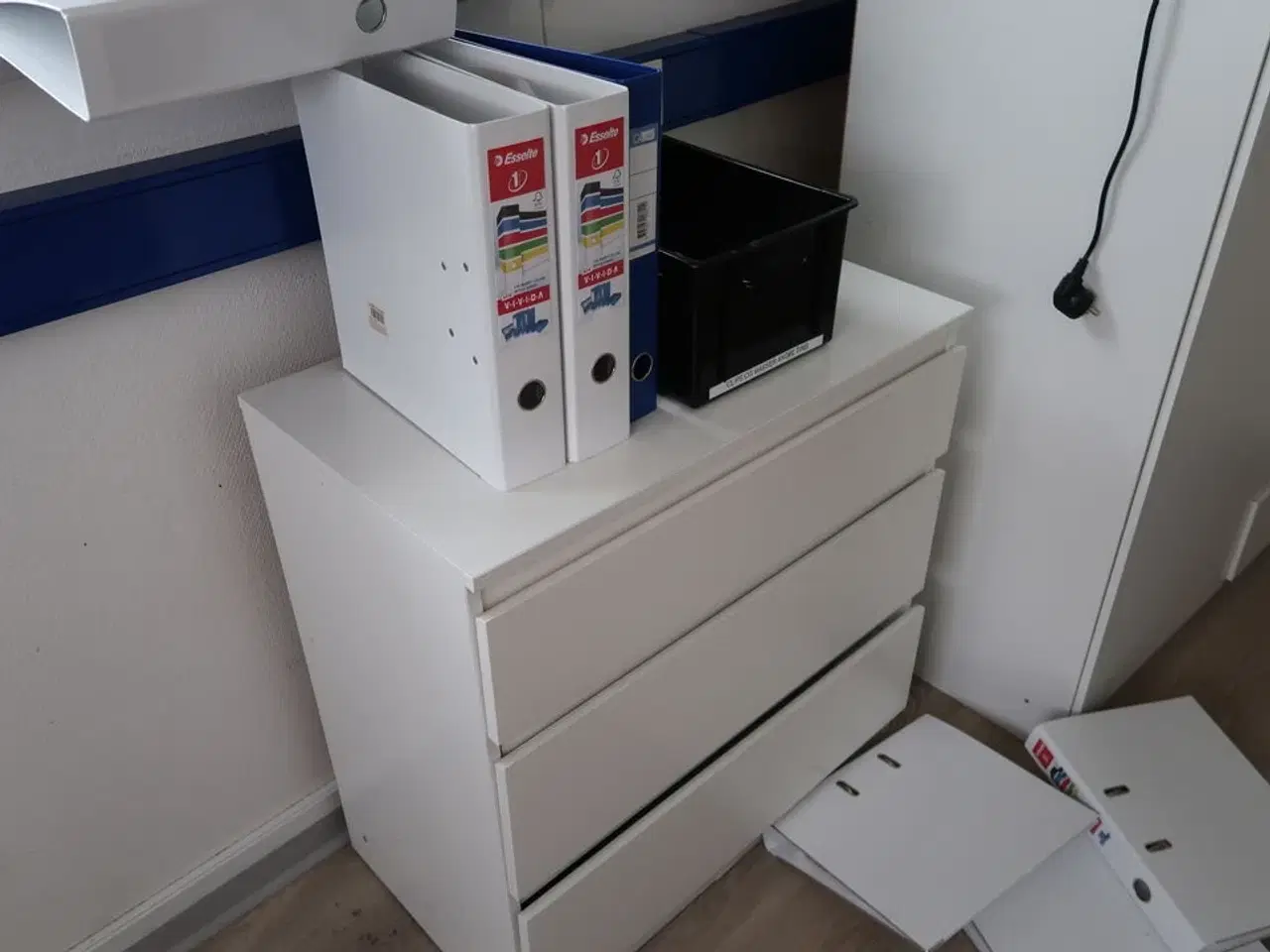 Billede 3 - Rum med indhold bl.a. seng, kaffemaskine POINT, skabe m.m.