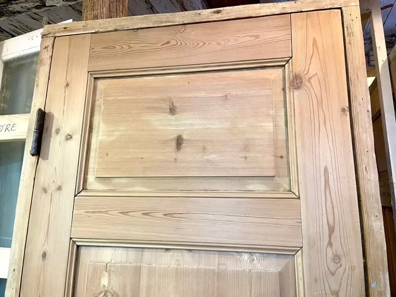 Billede 4 - Bred, lav og afsyret fyldningsdør m. karm