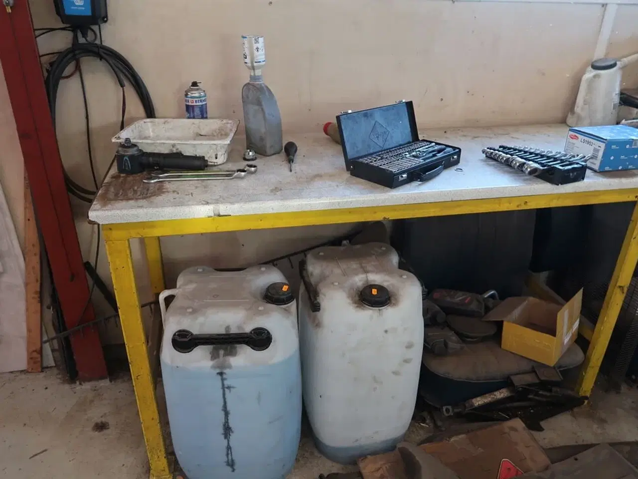 Billede 2 - Arbejdsbord med indhold