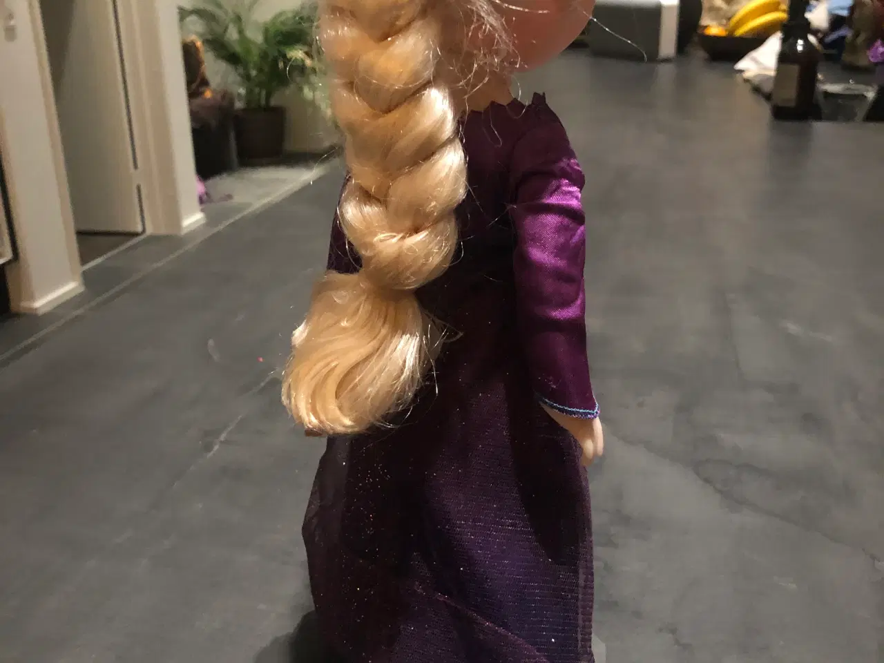 Billede 4 - Syngende Elsa figur med lysende kjole