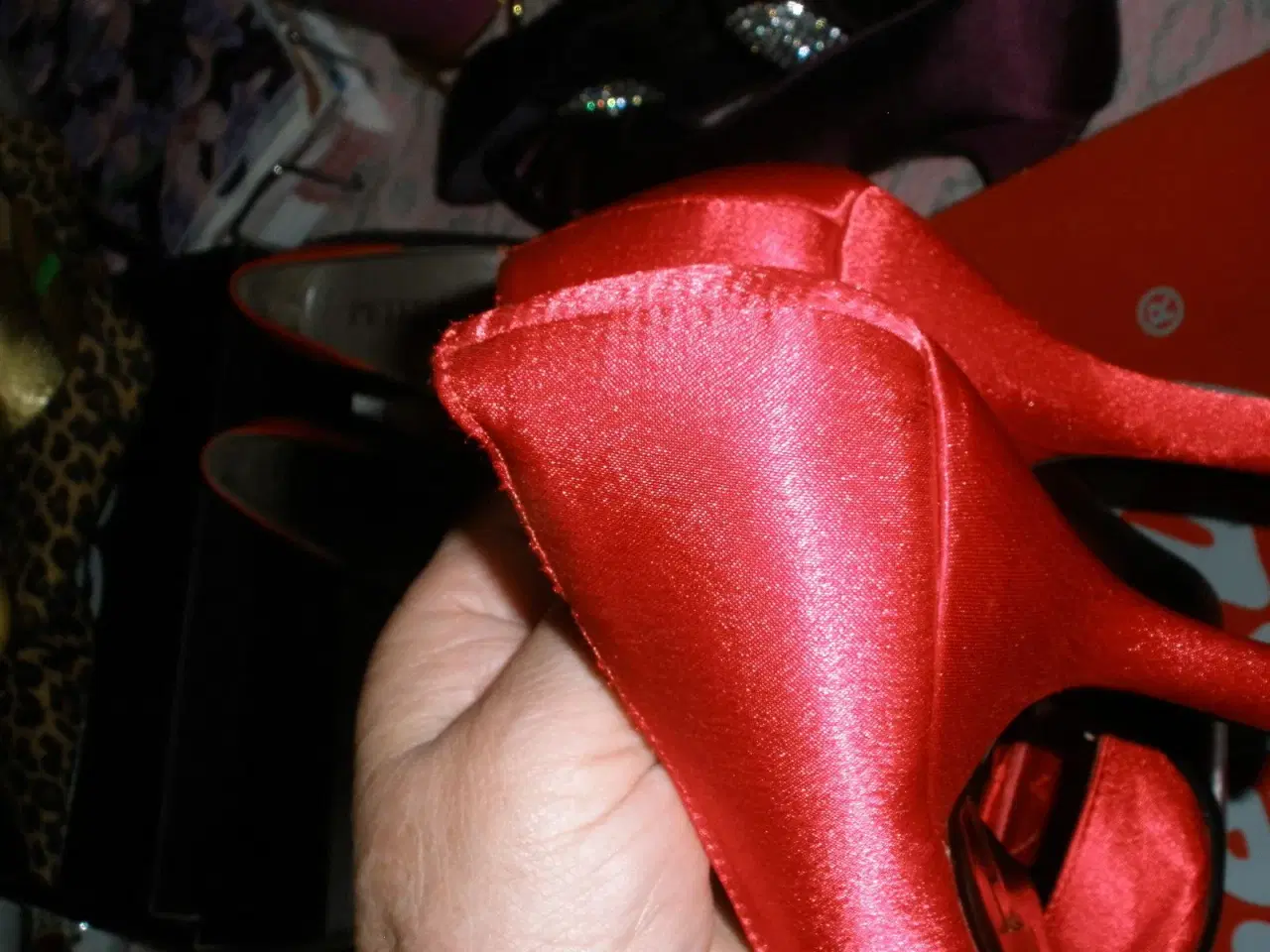 Billede 2 - flotte røde satin sko 