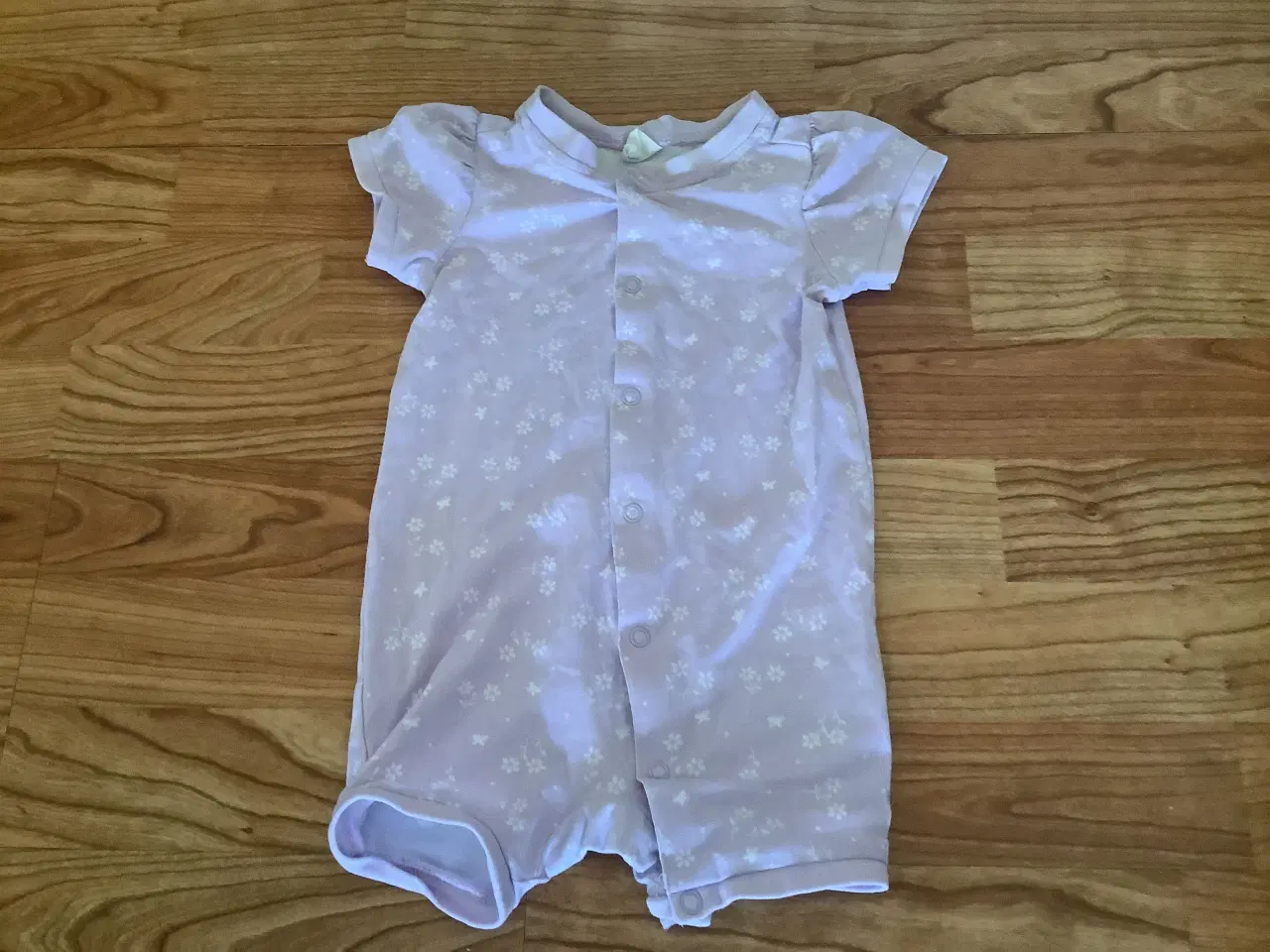 Billede 2 - Så sød lyslilla sommerdragt str 68