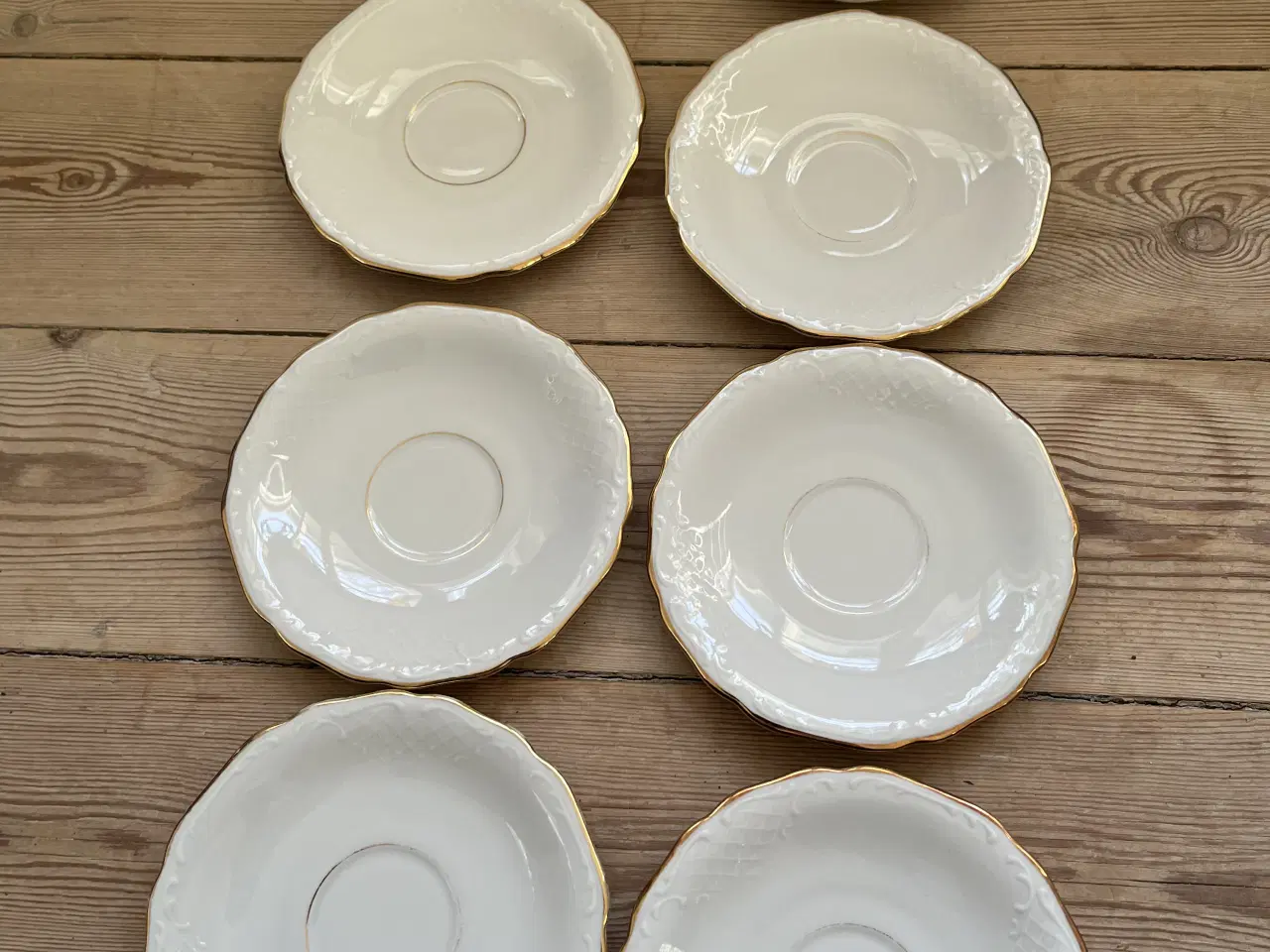 Billede 8 - Hvide kopper med præget mønster og guldkant