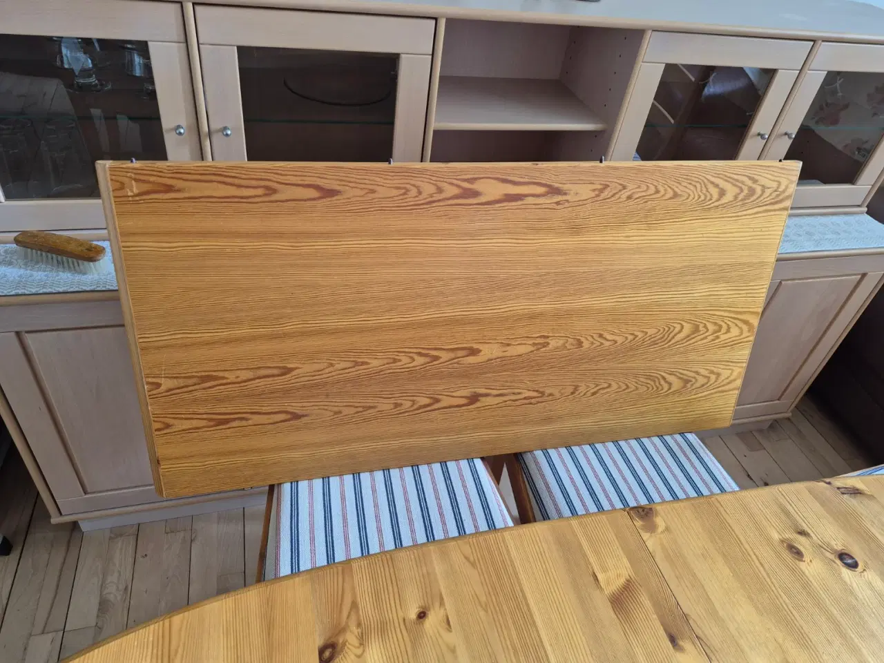 Billede 5 - Spisestue bord/stole/skænk/spejl fyrretræ