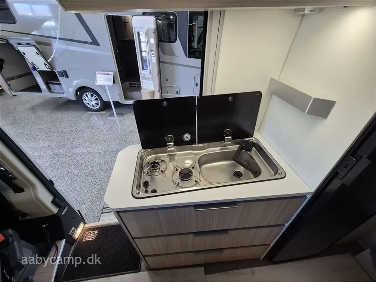 Billede 10 - 2020 - Adria Twin Axess 640 SL   langsgående senge. El-markise. 2x lithium. 2x TV. victron lader. victron booster. solceller. luft på bagaksel. Fyldegas.  kompressor køleskab. helårsdæk. undervognsbehandlet-.clesana Toilet.