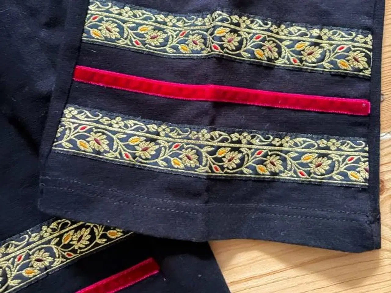 Billede 7 - Sæt med jakke og bukser. Gyldne bånd